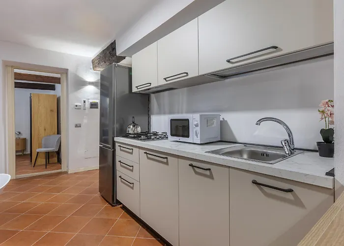 Apartment Guesthost - Charming Int - 3 Ferrara