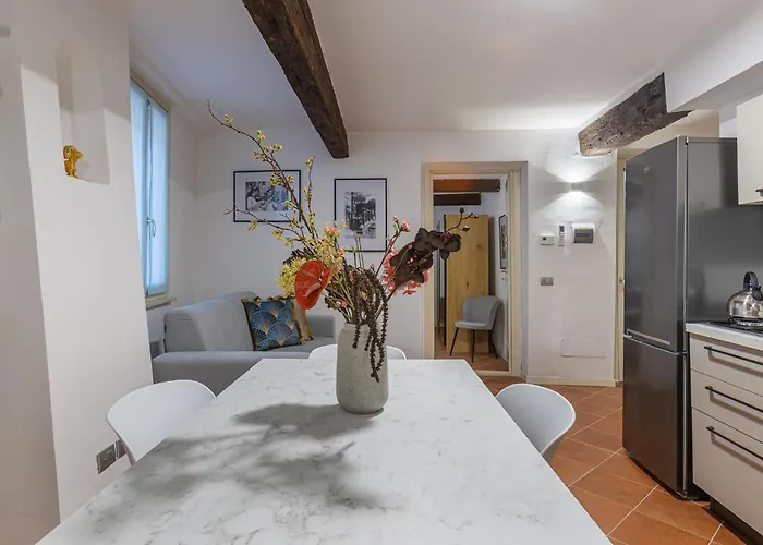 Guesthost - Charming Int - 3 Apartment