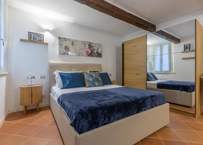 Guesthost - Charming Int - 3 Apartment Ferrara